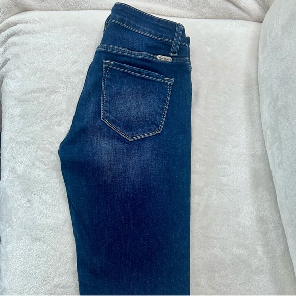 EUC Women’s KanCan dark washed skinny jeans size 3/25 - Picture 2 of 4